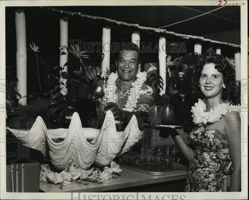 1959 Press Photo Bill waiwalle &amp; waitress Peggy at Black Pearl restaurant - Historic Images