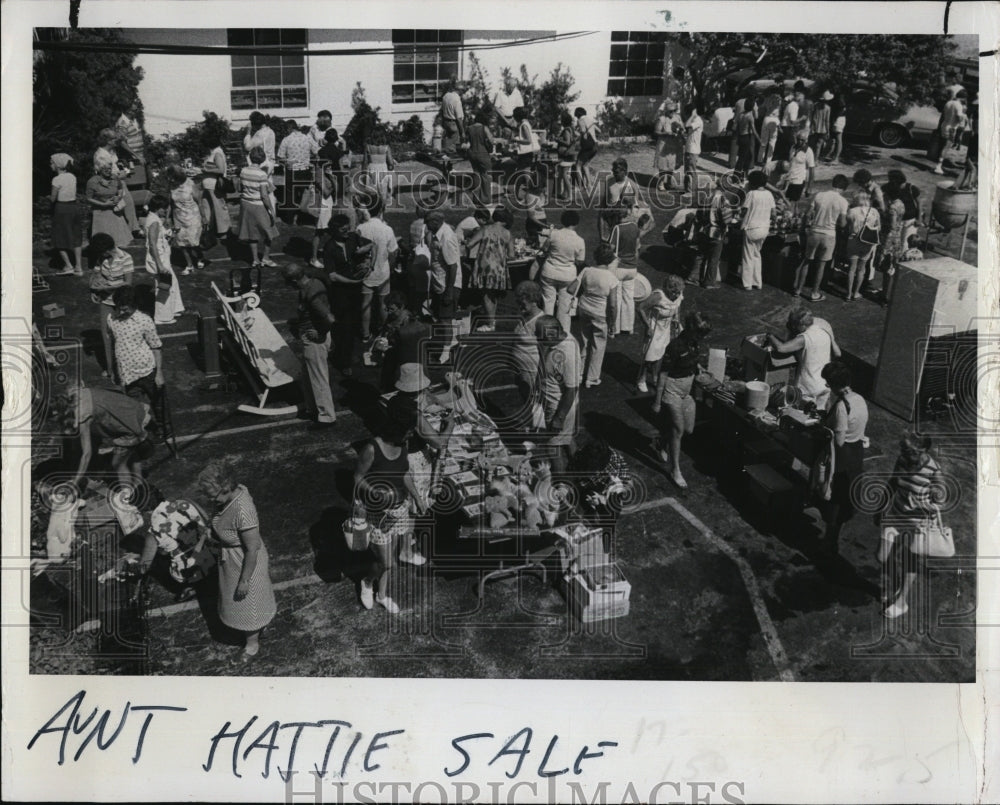 1977 Press Photo Crowd at Aunt Hattie&#39;s restaurant garage sale - RSM08269 - Historic Images