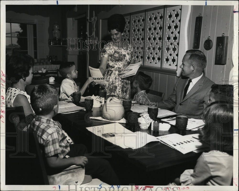 1966 Press Photo City Manager Dan H. Davidson &amp; family at Aunt Hattie&#39;s cafe - Historic Images