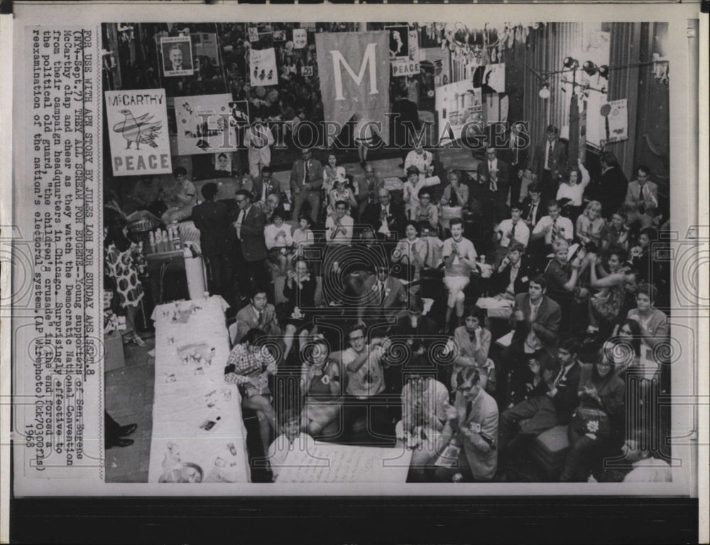 1968 Press Photo Supporters of Sen. Eugene McCarthy at headquarters in Chicago - Historic Images