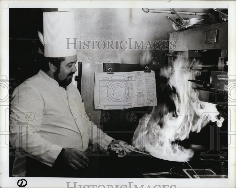 1987 Press Photo Chris Drossos flambes food at his restaurant Chris&#39; Kitchen - Historic Images