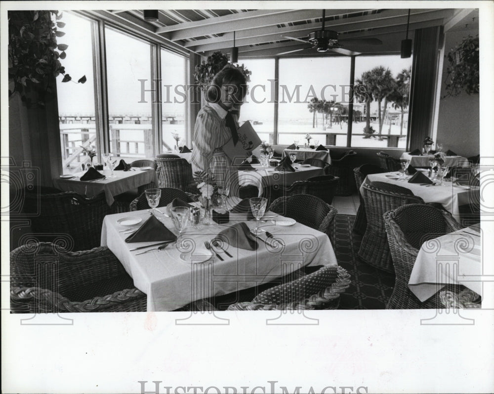 1985 Press Photo Cindy Phillips inspects a table at the Gazebo Restaurant - Historic Images