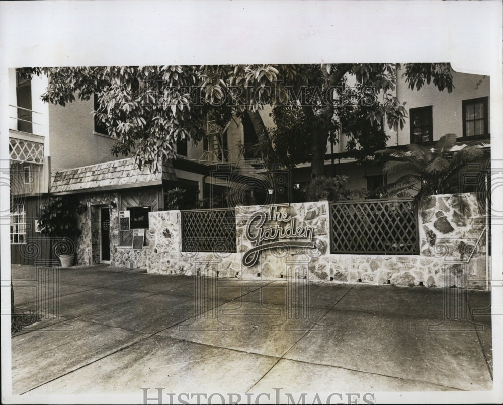 1984 Press Photo The Garden Restaurant has patio dining and live entertainment - Historic Images