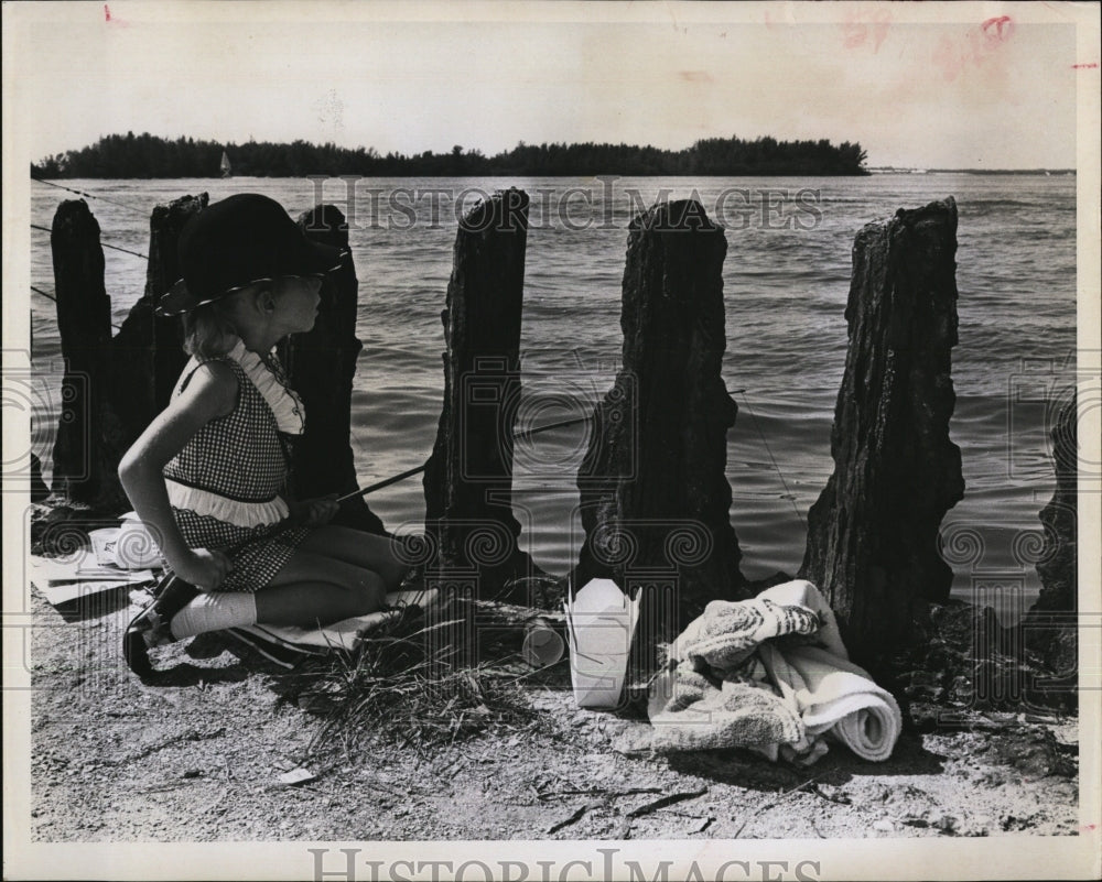 1966 Press Photo Leanne Watson joining the Annual Fishathon at Sarasota - Historic Images