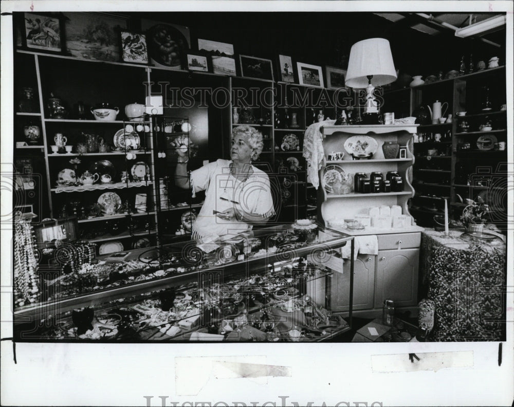 1991 Press Photo Lee Sottile hangs earrings in Antiques and More - RSM08507 - Historic Images