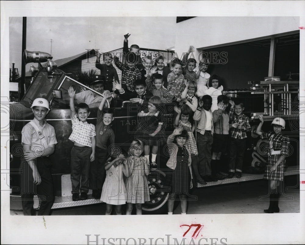 1965 Press Photo Asst. Fire Cheif Howard Gunthrie w/ Tarpon Elem. Students - Historic Images