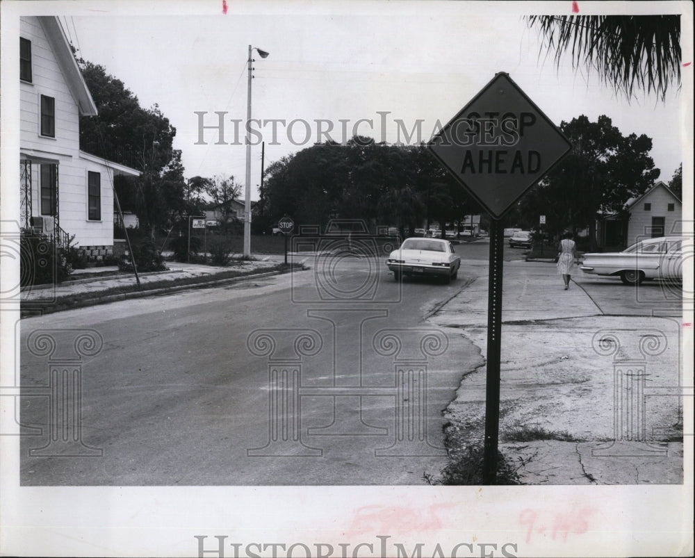 1966 Press Photo Street in Tapron Springs with Stop sign on the left - RSM08649 - Historic Images