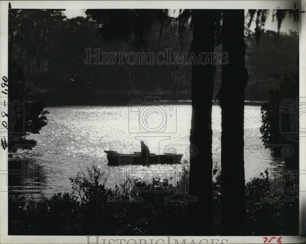 1977 Press Photo A lone fisherman at Anclote River in Tarpon Springs - RSM08669 - Historic Images