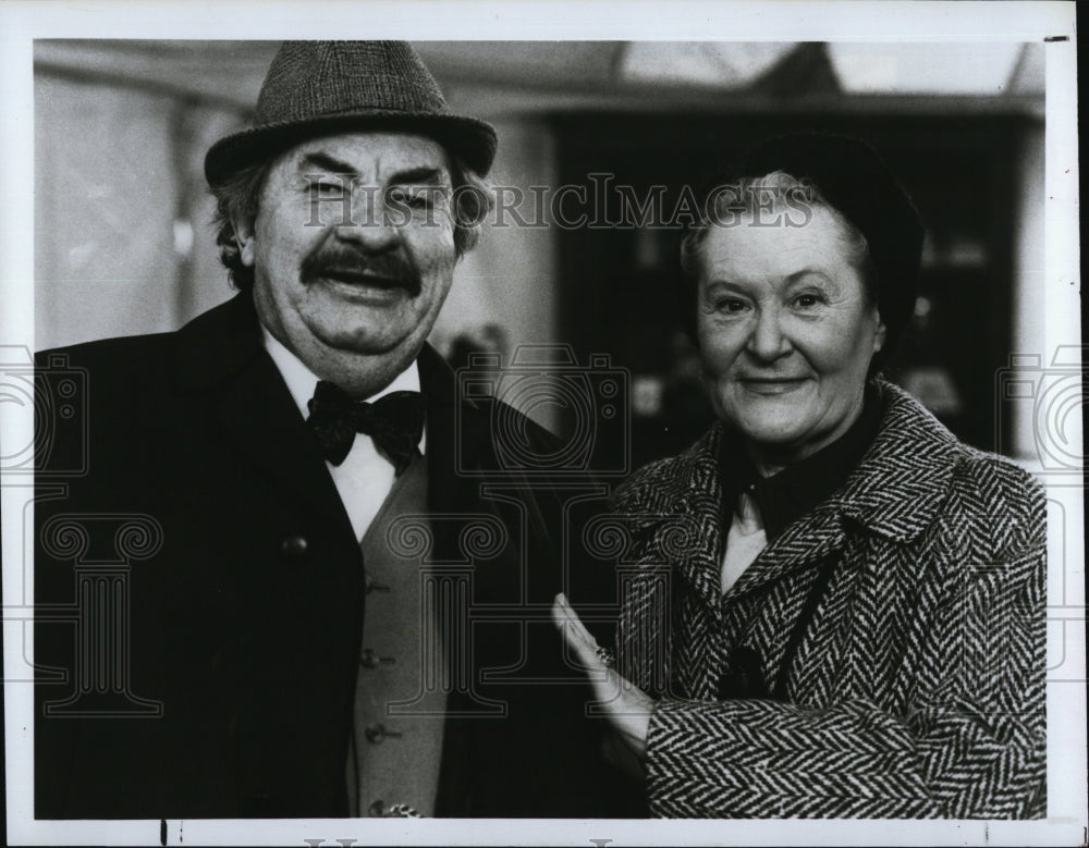 1985 Press Photo Leo McKern, Peggy Thorpe-Bates, &quot;Rumpole&#39;s Return&quot; - RSM08705 - Historic Images