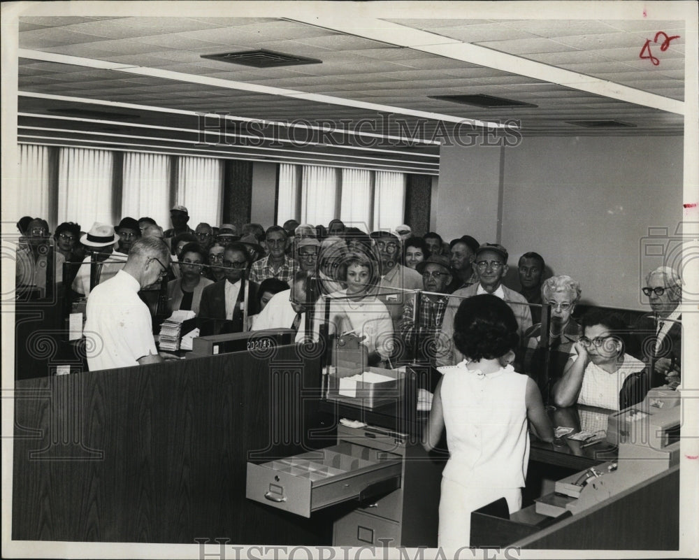 1966 Press Photo Taxpayers making discount deadline in Clearwater - Historic Images