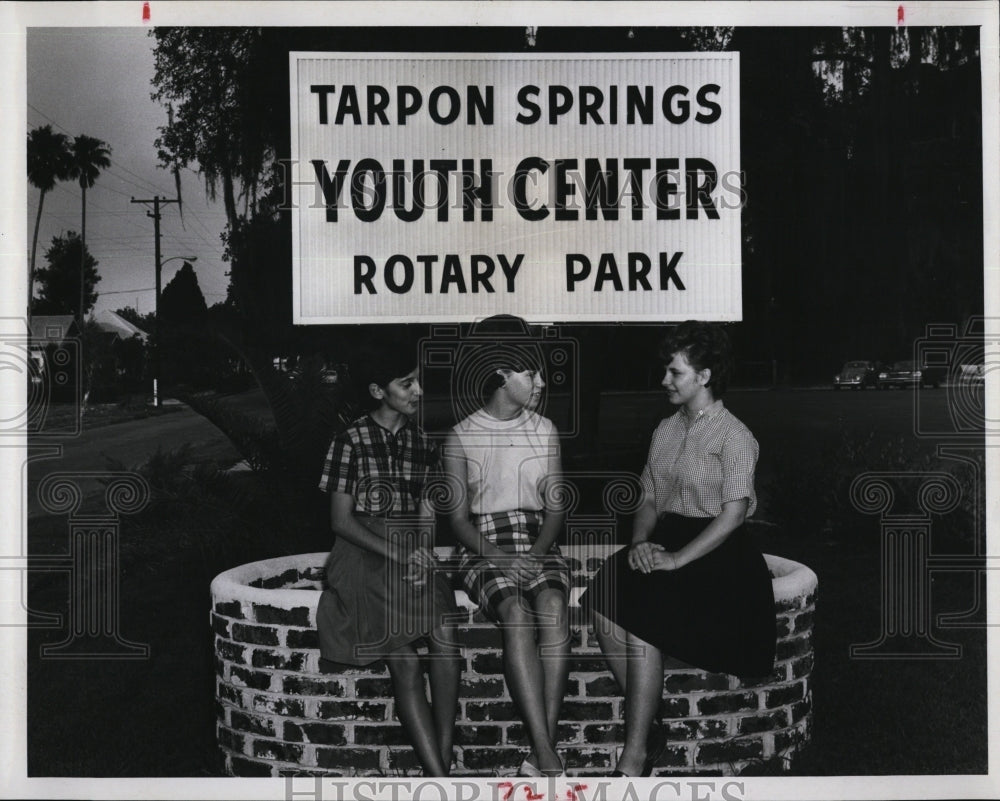 1965 Press Photo Youth Center Tarpon Springs Irene young, Janice THomas, Becky - Historic Images