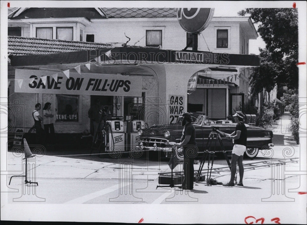 1980 Press Photo Save on Fill ups sing Tv Commercial - Historic Images