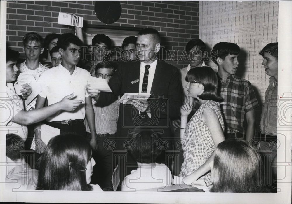 1967 Press Photo Dale Howard Tarpon Springs Hospital Administrator Open House - Historic Images