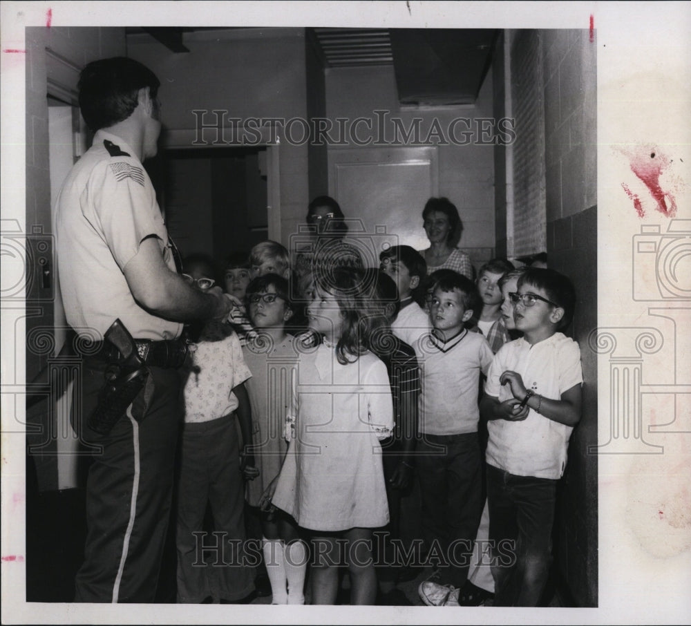 1971 Press Photo First Graders Tour Police Station Policeman Jim Green - Historic Images