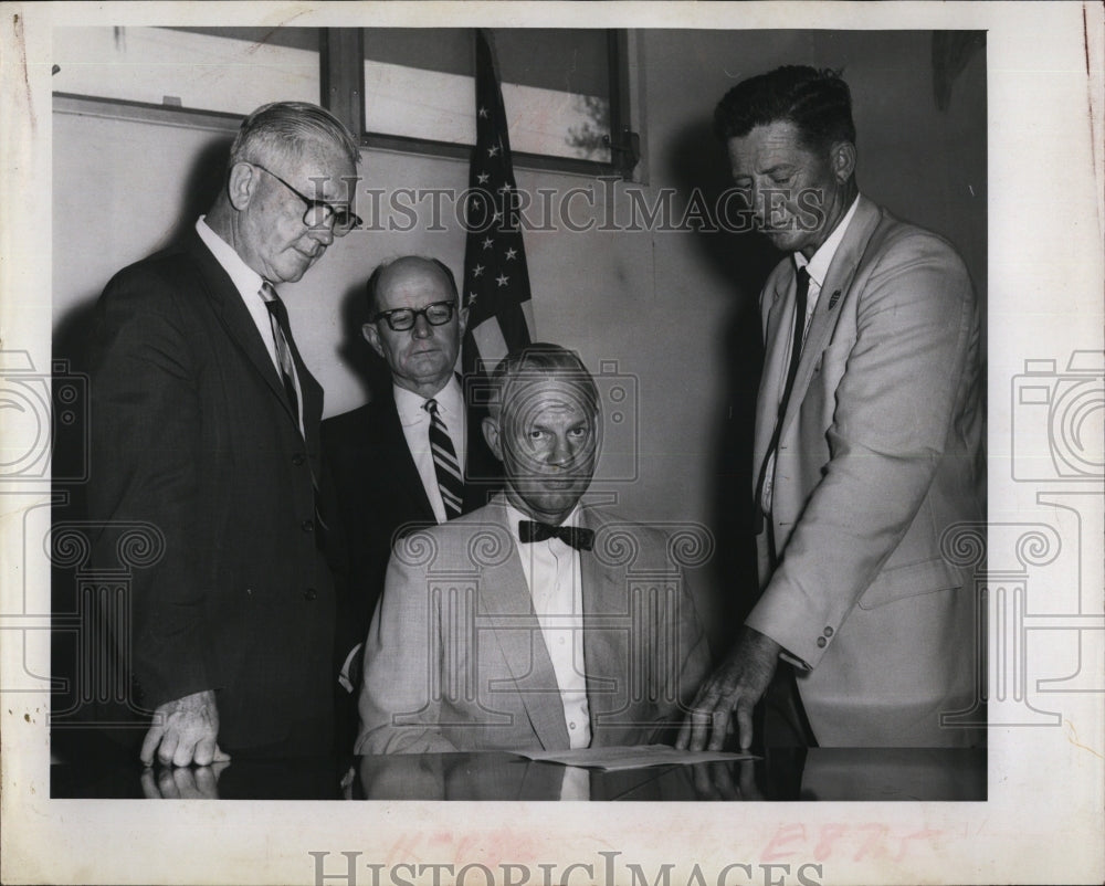 1966 Press Photo New Director West Coast Inland Nav Dist Board Waterway Members - Historic Images