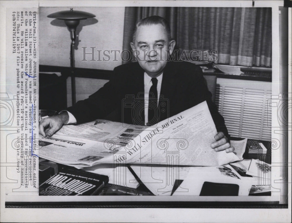 1971 Press Photo Vermont C. Roster Former Editor Wall Street Journal Wins Award - Historic Images