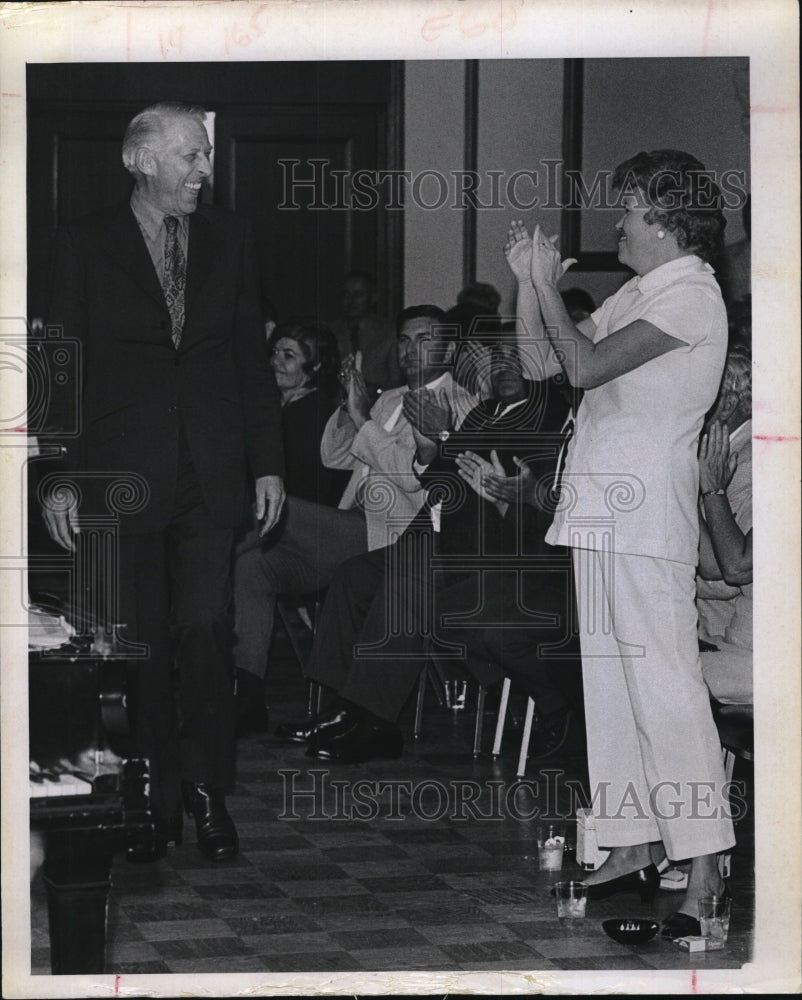1970 Press Photo Stan Kenton on Creative World Records & his fans - Historic Images