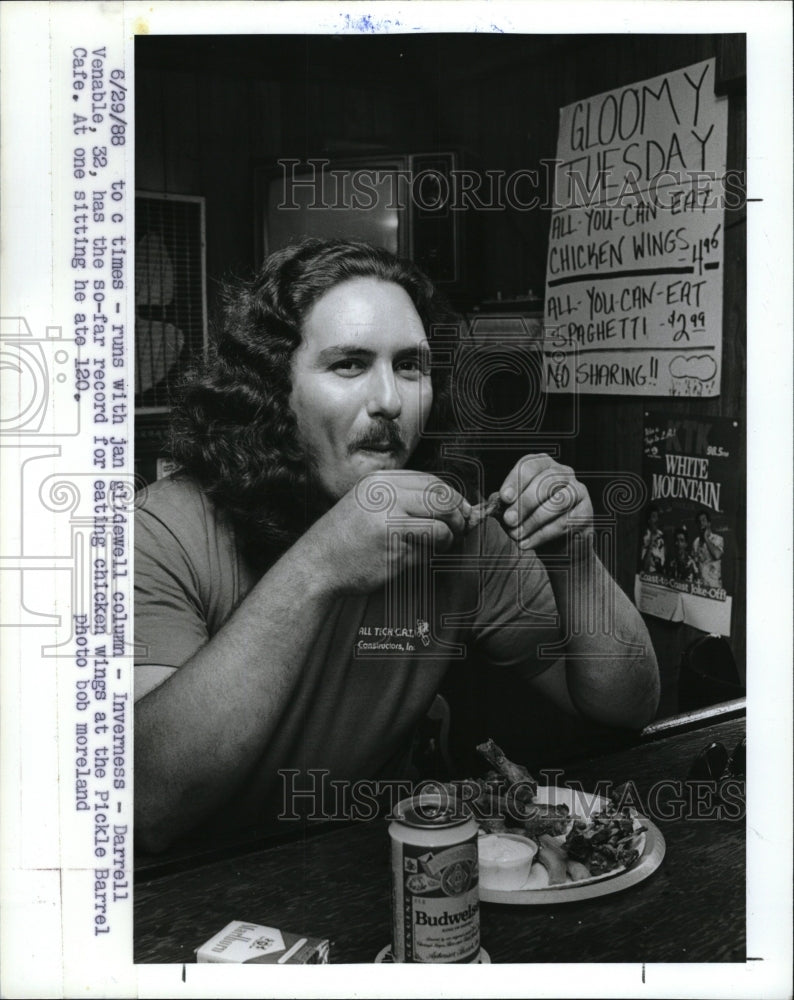 1988 Darrell Venable eating Chicken Wings Pick Barrell Cafe-Historic Images