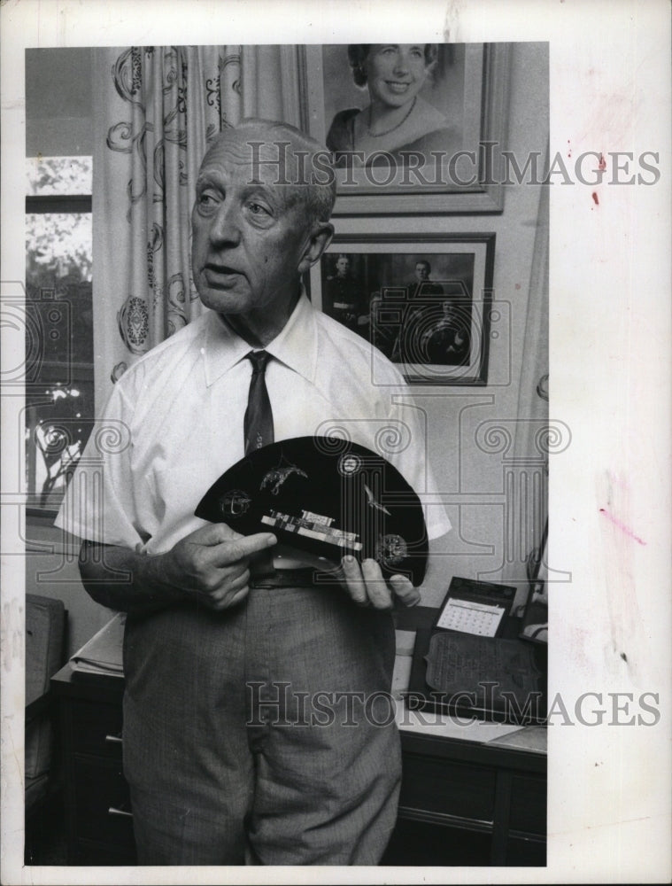 1971 Press Photo Victor Katchinski Displays Aviation Insignias - RSM09271 - Historic Images