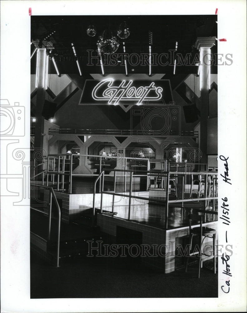 1986 Press Photo Cahoots Cafe in Loehmann&#39;s Plaza Restaurant - RSM09415 - Historic Images