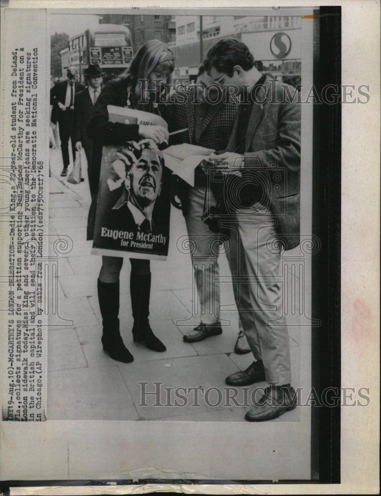 1968 Press Photo Dedie King Petitions support Senator Eugene McCarthy - Historic Images