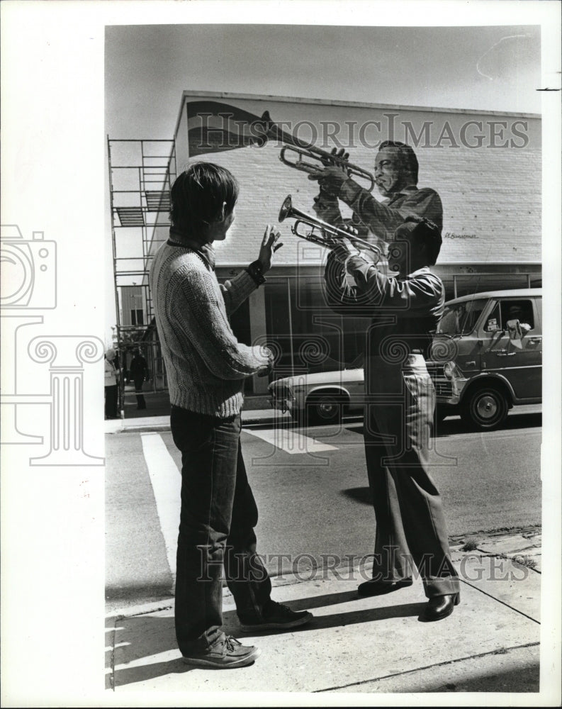 1980 Musician Royal poses with Artist Bansemer in front of Mural - Historic Images