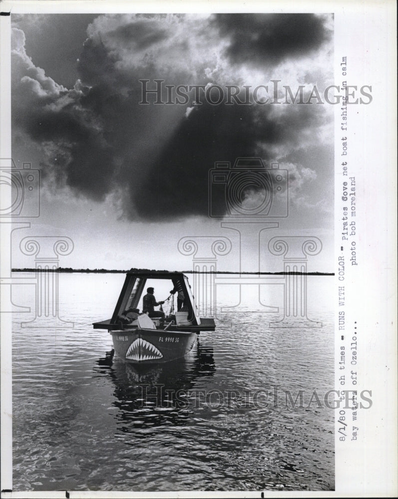 1980 Press Photo Pirate&#39;s Cove restaurant fishing boat in bay waters - Historic Images