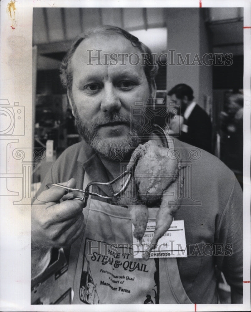 1982 Press Photo Bill Odom & batter fried quail from Manchester farms - Historic Images