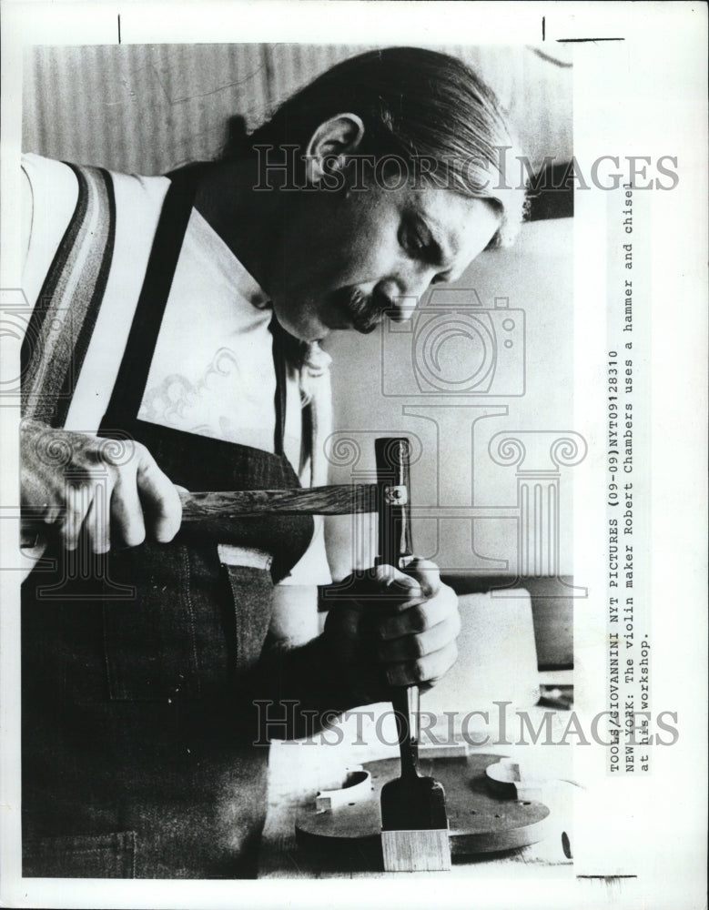 1985 Press Photo Violin maker, Robert Chambers at work - Historic Images