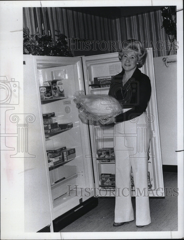 1977 Press Photo Sally Chamberlain &amp; her new frostless freezer - RSM09559 - Historic Images