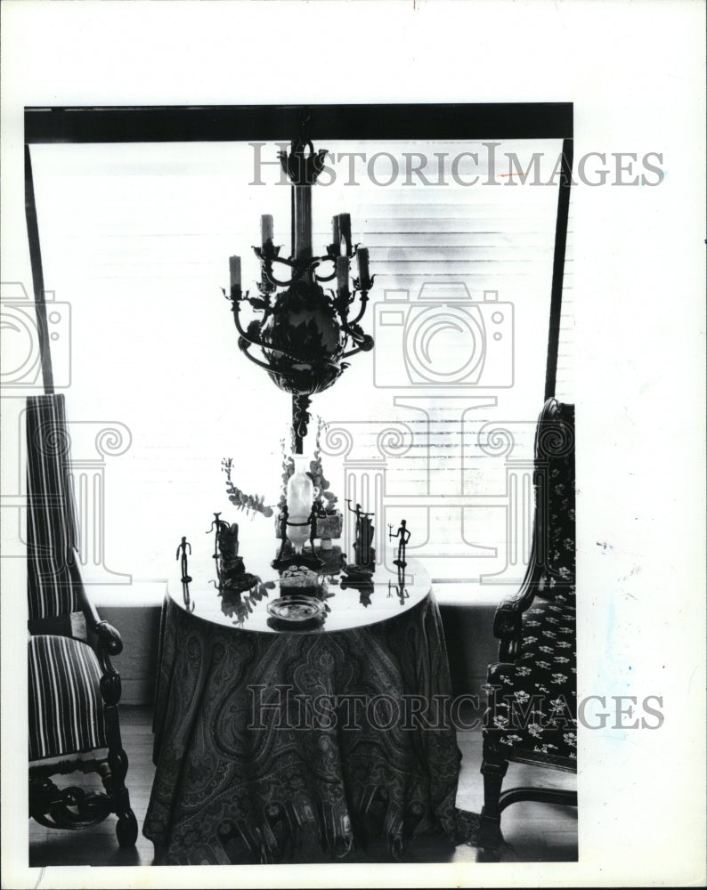 1984 Press Photo Antique paisley shawl used as a tablecloth - Historic Images