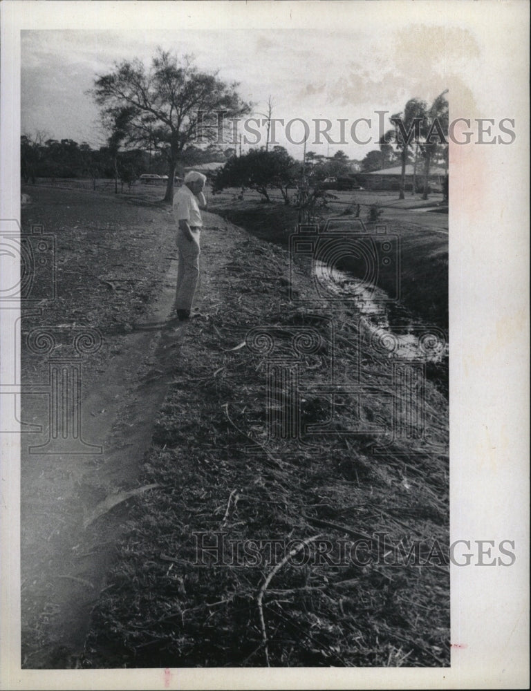 1975 Press Photo Robert Challener &amp; destroyed pepper trees - Historic Images