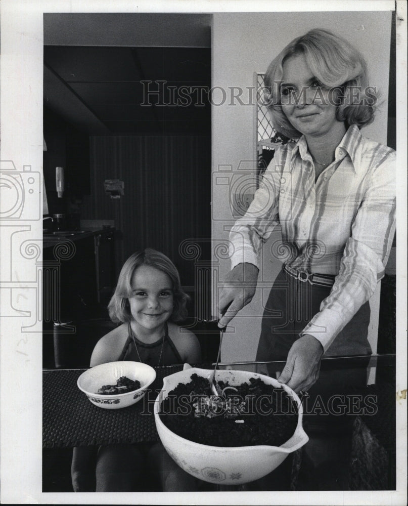 1977 Press Photo Mrs James Campbell &amp; daughter &amp; spaghetti - Historic Images