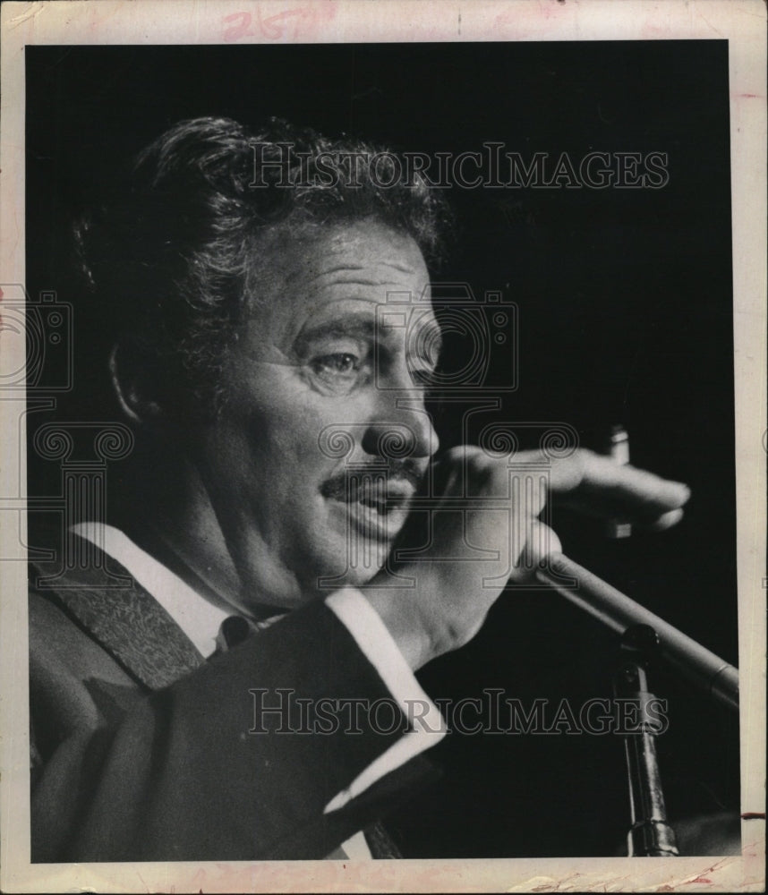 1968 Press Photo Comedian, Dan Rowan on stage - Historic Images