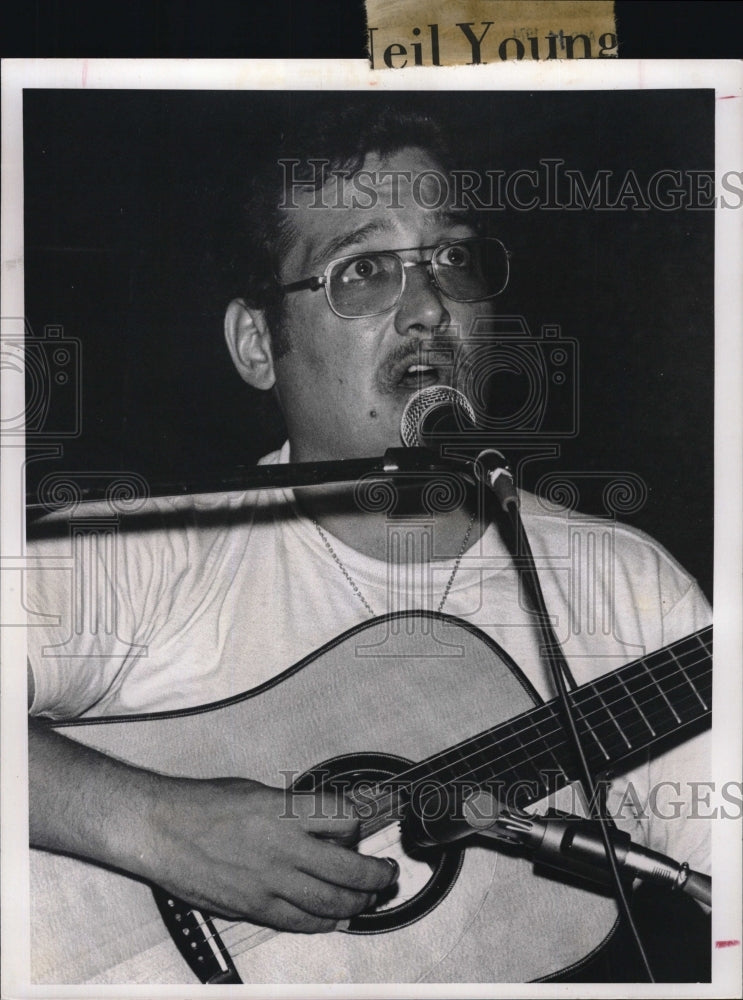 1976 Press Photo Jonathan Round performing at a Madeira Beach disco - RSM09659 - Historic Images