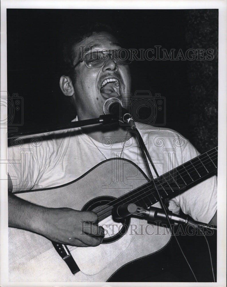 1976 Press Photo folksinger Jonathan Round performing at Madeira Beach disco - Historic Images