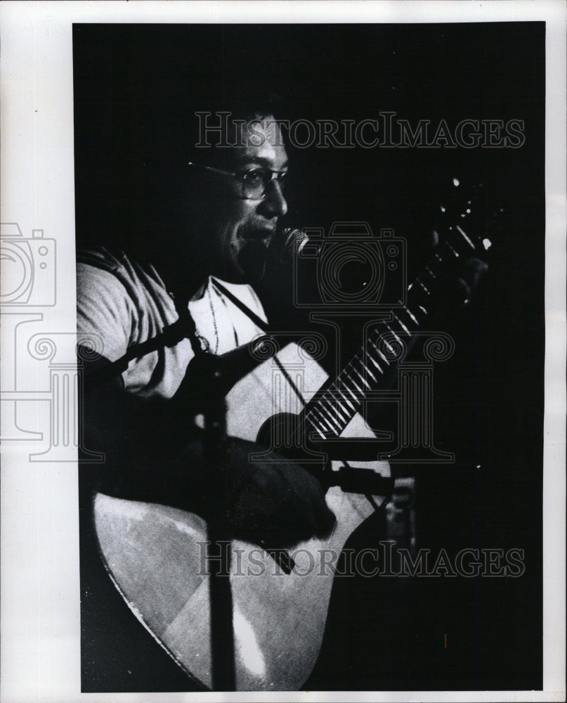 1976 Press Photo folk singer Jonathan Round performing in Florida - RSM09665 - Historic Images