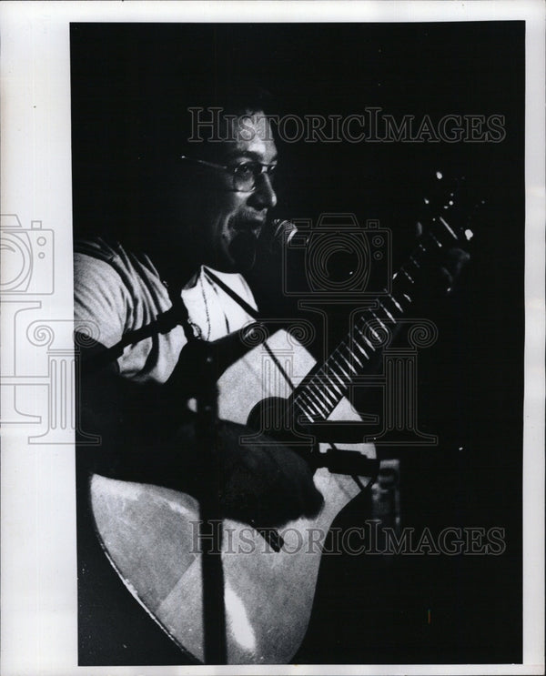 1976 folk singer Jonathan Round performing in Florida - RSM09665 ...