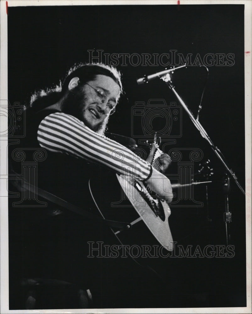 1972 Press Photo folk singer Jonathan Round performing at Bayfront Center - Historic Images