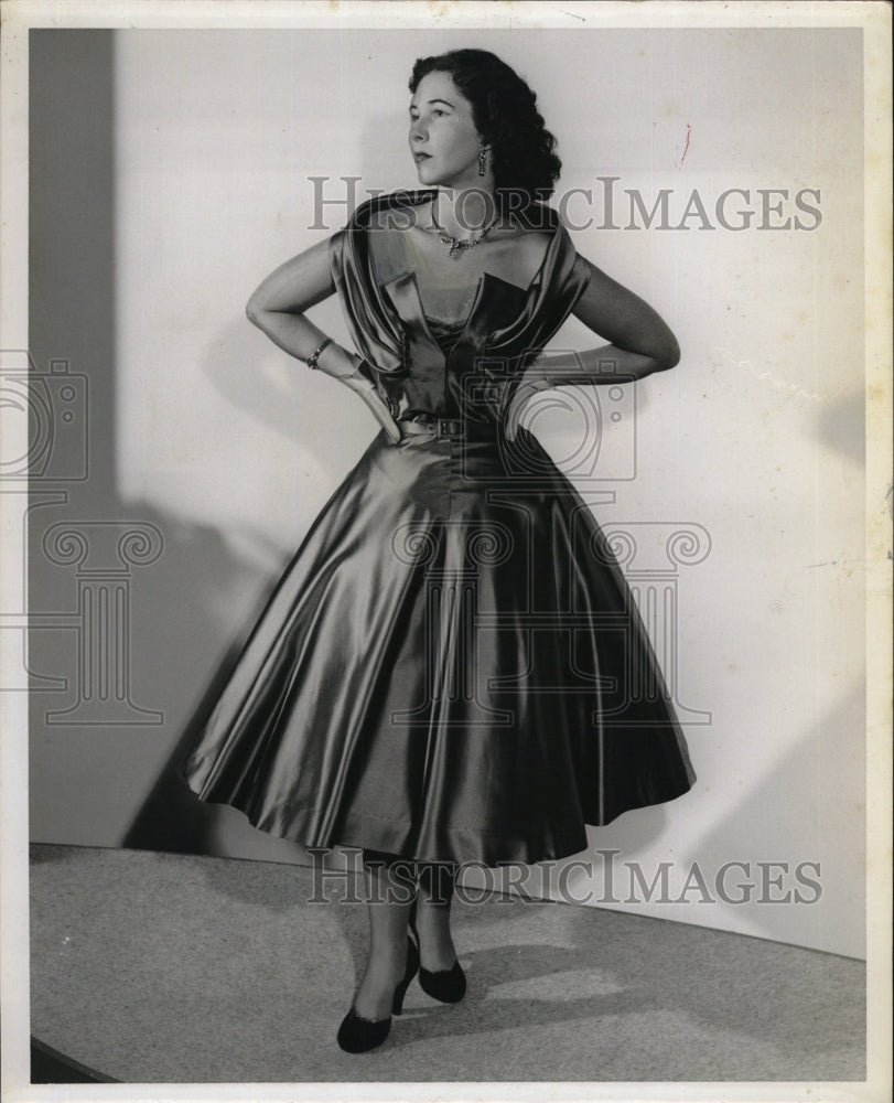 1951 Press Photo Julie Artman modeling an Adele Simpson &quot;Night Flight&quot; dress - Historic Images