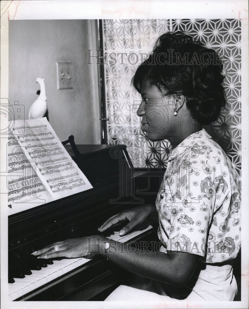 1966 Press Photo Shelia Ann-Lam daughter Levi lamb senior dean&#39;s list piano - Historic Images