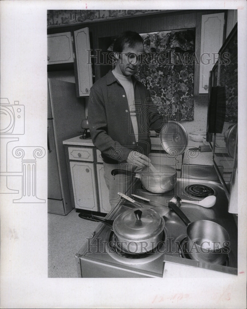 Press Photo James Lamb Cooking Christmas Dinner - RSM09727 - Historic Images