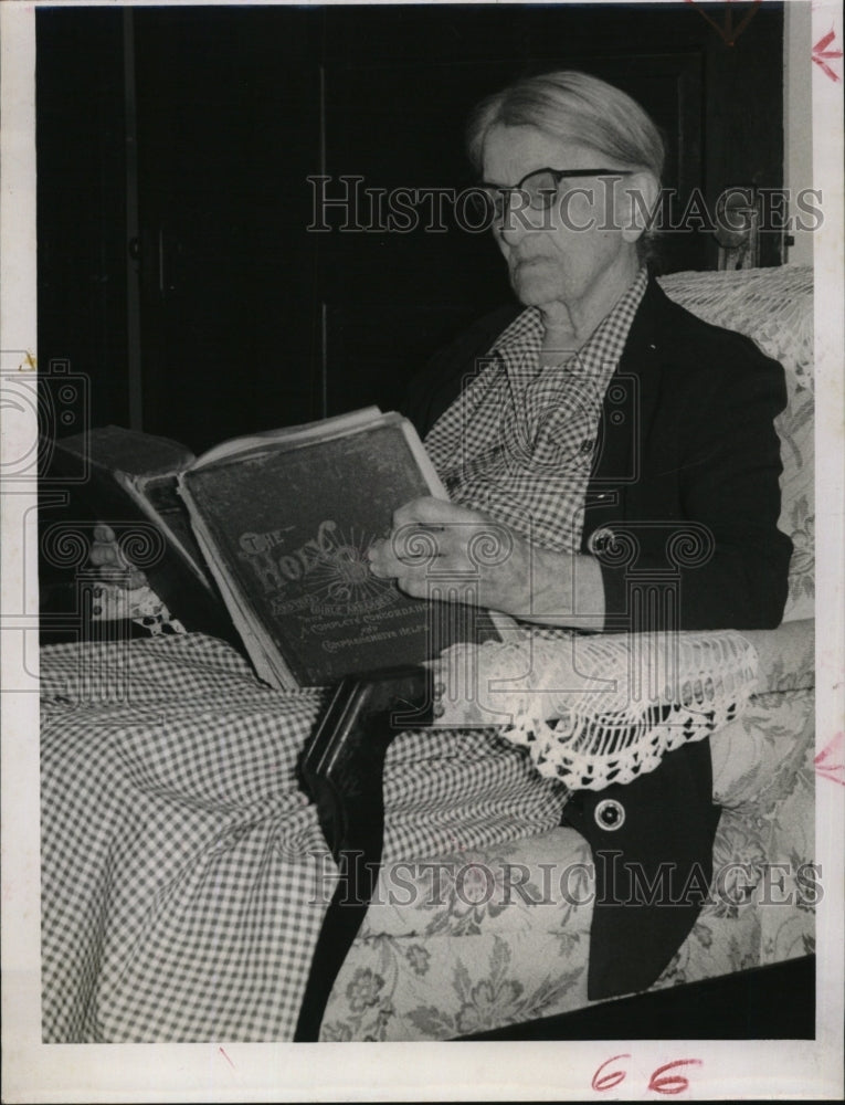 1959 Press Photo Mrs J.A. Lamb with Her Family Bible - RSM09729 - Historic Images