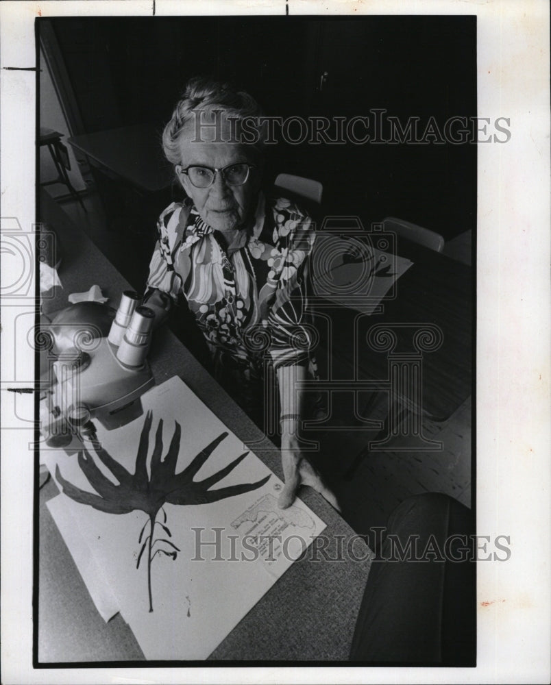 1974 Press Photo Dr. Olga Lakela in her University of South Florida office - Historic Images