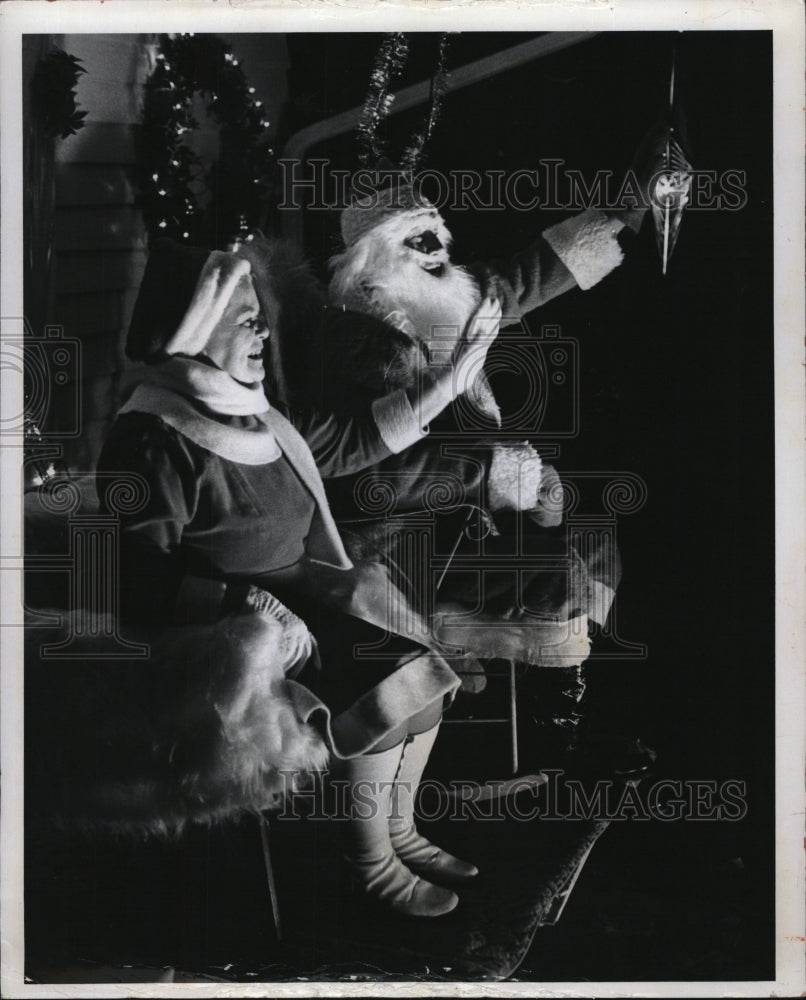 1976 Press Photo Rene Florine Lajeunesse Mr. and Mrs. Santa Claus - Historic Images