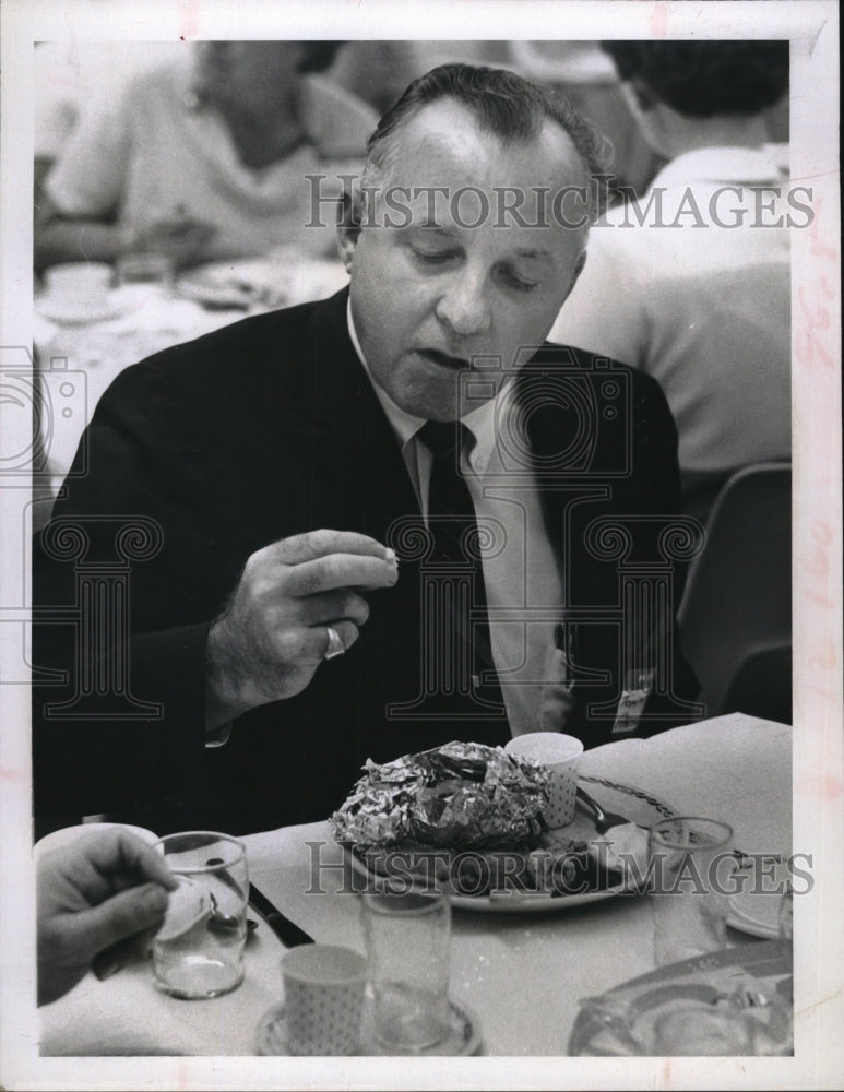 1968 Press Photo Tom Rosson turkey - Historic Images