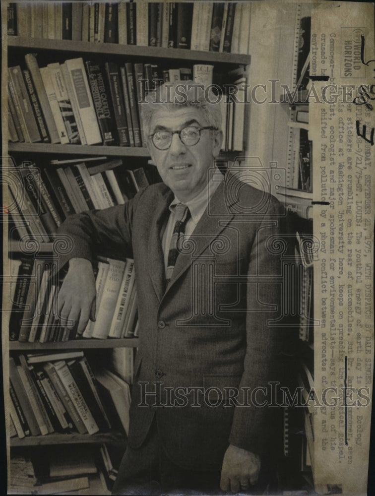 1975 Press Photo Dr Bar Commoner at Washington U. - RSM09871 - Historic Images