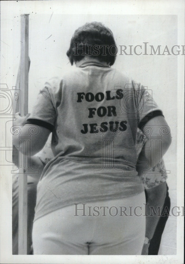 1977 Press Photo T shirt Fools for Jesus Devotion advertising - RSM09915 - Historic Images