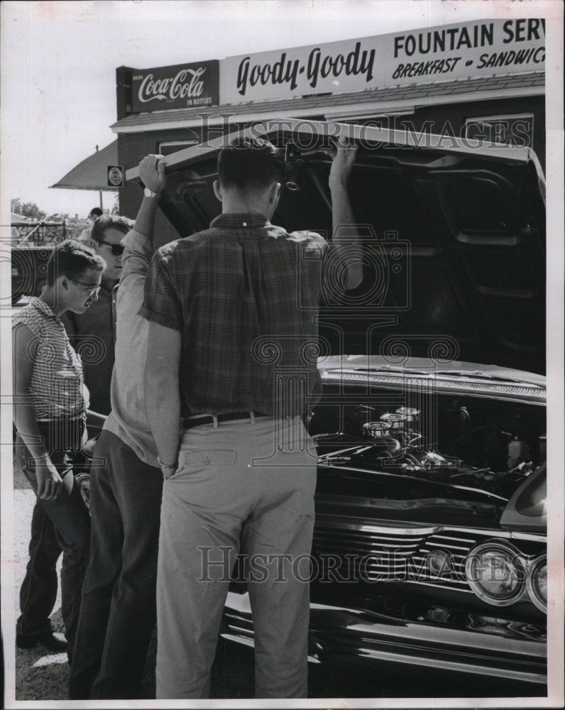 2008 Press PhotoGoody Goody restaurant in Florida &amp; boys look at car engine - Historic Images