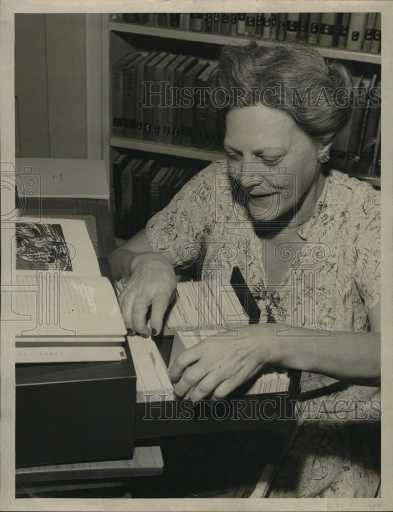 1946 Press Photo Miss Mabel Kelso at the library for a book exhibit - RSM09999 - Historic Images